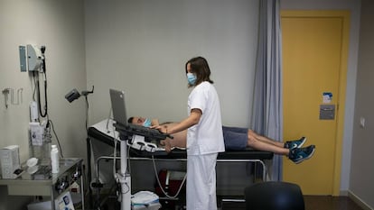 Una doctora hacía una ecografía de pulmón a un paciente en Mataró.