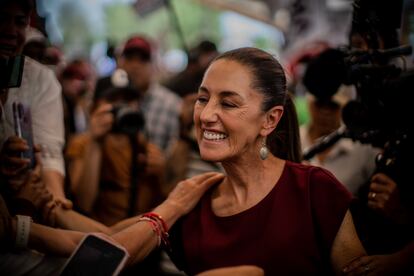 Claudia Sheinbaum saluda a sus seguidores durante un acto de campaña en Texcoco, Estado de México el 11 de mayo de 2024.