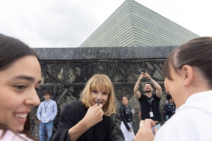 La actriz, Najwa Nimri, atiende a sus admiradores tras presentar su película 'La virgen roja', este domingo en el Festival de Cine de San Sebastián. 
