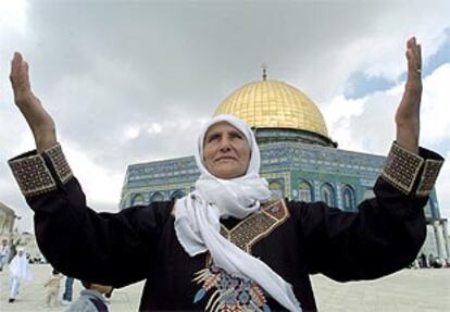 Una mujer palestina reza ante la mezquita de Al Aqsa de Jerusalén, tercer lugar santo del islam.
