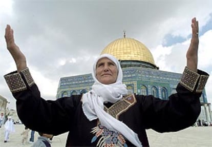 Una mujer palestina reza ante la mezquita de Al Aqsa de Jerusalén, tercer lugar santo del islam.