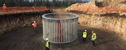 Técnicos de GES en las tareas de cimentación de un parque eólico.