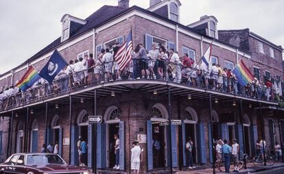 Bandeiras de arco-íris na varanda do Bourbon Pub Parade, na esquina das ruas Saint Anne e Bourbon, no Bairro Francês, em 1988. Desde a sua inauguração em 1974, este local é um dos mais conhecidos da comunidade LGBT de Nova Orleans.