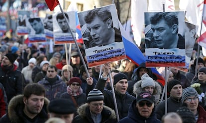 Manifestantes con carteles en recuerdo del opositor asesinado Boris Nemtsov este sábado en Moscú.