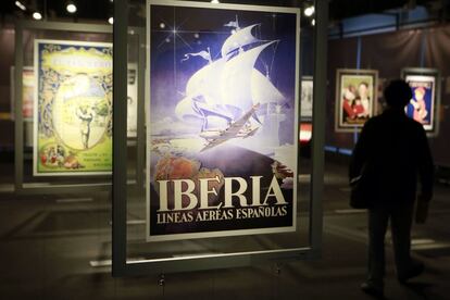 La planta superior de la exposición 'Indelebles. Un viaje por la historia y la presencia internacional de las marcas españolas', muestra carteles publicitarios históricos.
