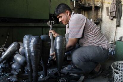 Un integrante de las tropas opositoras al régimen de Bachar el Asad durante el proceso de fabricación de bombas en Alepo.