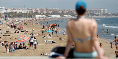 Turistas en la playa de La Malvarrosa (Valencia).