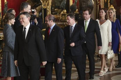  Los Reyes saludan a los presidentes de Valencia, Ximo Puig; de Aragón, Javier Lambán; de Castilla-La Mancha, Emiliano García-Page;  de Extremadura, Guillermo Fernández Vara; de Baleares, Francina Armengol, y de Madrid, Cristina Cifuentes.