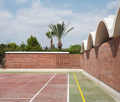 Los muros de ladrillo de caravista que levantó Mesura en la ampliación de esta vivienda. Foto: Pedro Pegenaute
