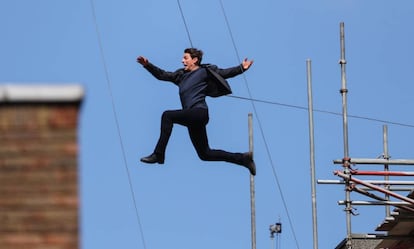 Tom Cruise salta, en un momento del rodaje de 'Misión Imposible 6'.