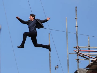 Tom Cruise salta, en un momento del rodaje de &#039;Misi&oacute;n Imposible 6&#039;. 