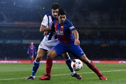 El jugador del Barcelona, Luis Suárez pelea un balón con Yuri Berchiche de la Real Sociedad.