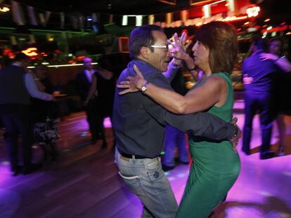 Una pareja baila en la sala madrile&ntilde;a La Rosa.