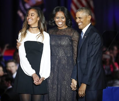 El presidente de Estados Unidos, Barack Obama sonríe junto a su esposa Michelle Obama y su hija Malia Obama después de su discurso de despedida como mandatario de los estadounidenses, en Chicago, Illinois. Sasha no acudió debido a que tenía un examen.