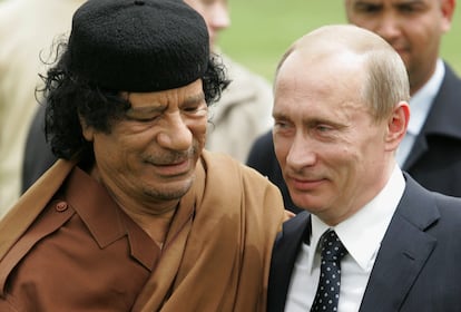 Muamar el Gadafi y Vladímir Putin, en una reunión en Trípoli en 2008.
