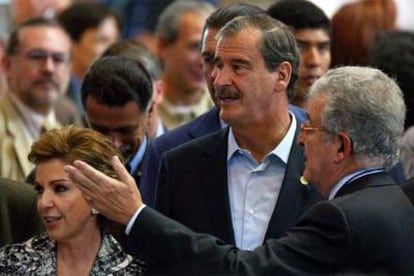 Vicente Fox y su esposa atienden las explicaciones de Xavier Folch, director del Institut Ramon Llull.