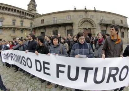 Concentración de decenas de investigadores, en su mayoría becarios de la asociación parga Pondal, ante el rectorado de la universidad, para exigir estabilidad en sus empleos y un compromiso de futuro, en Santiago de Compostela, el 18 de noviembre de 2011. EFE/Archivo