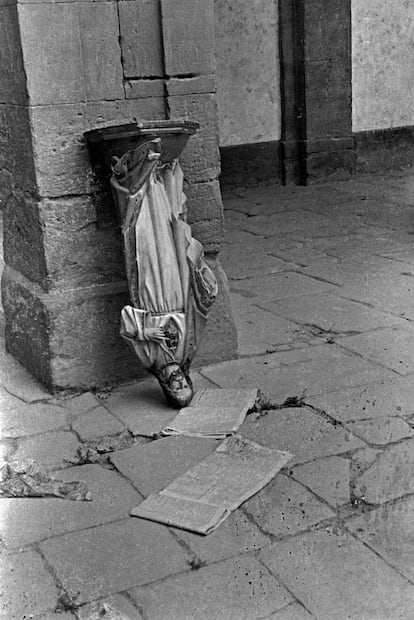 Saqueos en una iglesia de Barcelona en julio de 1936. 