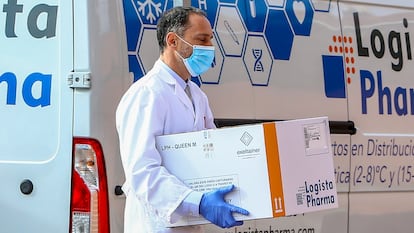 Personal sanitario de la residencia de mayores Vallecas recoge la caja con las dosis de la vacunas durante el primer día de vacunación contra la covid-19 en España.