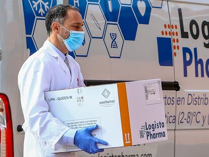 Personal sanitario de la residencia de mayores Vallecas recoge la caja con las dosis de la vacunas durante el primer día de vacunación contra la covid-19 en España.