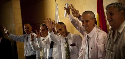 Siete disidentes cubanos en el aeropuerto de Barajas, en 2010, tras ser liberados por las autoridades de La Habana.