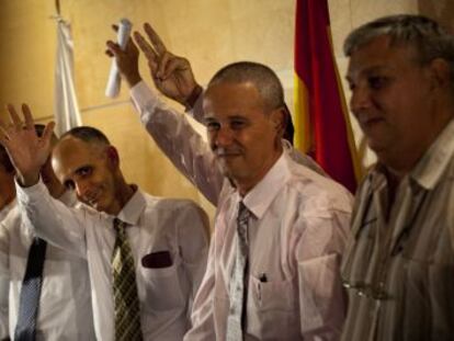 Siete disidentes cubanos en el aeropuerto de Barajas, en 2010, tras ser liberados por las autoridades de La Habana.