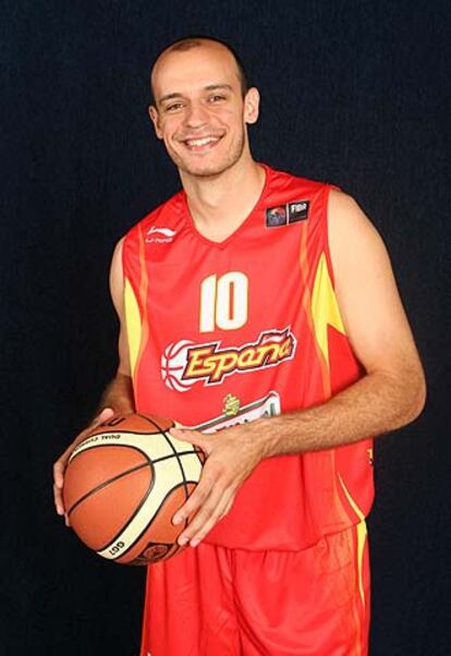 <b>Número:</b> 10
<b>Puesto:</b> Alero
<b>Edad y altura:</b> 30 años - 2,04 metros
<b>Equipo:</b> Estudiantes
<b>Veces internacional:</b> 122