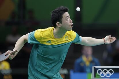 L'australià Yan Xin segueix amb la mirada a la pilota de tennis taula davant del jugador de Sèrbia Aleksandar Karakasevic.