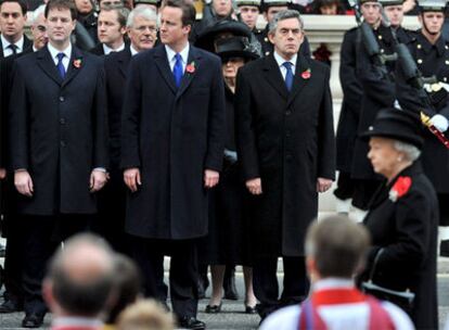 Con la reina Isabel II a la cabeza, el primer ministro, Gordon Brown, a la derecha, y el líder del Partido Conservador, David Cameron, a la izquierda, en la ofrenda de flores ante el Cenotafio.