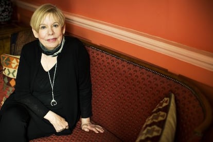 La escritora brit&aacute;nica Karen Armstrong, en su domicilio en Londres.