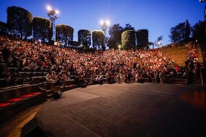 Vista del público en el espectáculo inaugural de Le Petite Cirque en el Grec 2025.