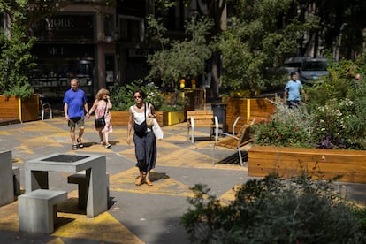 Estado actual del mobiliario en la confluencia de las calles Compte Borrell con Parlament.