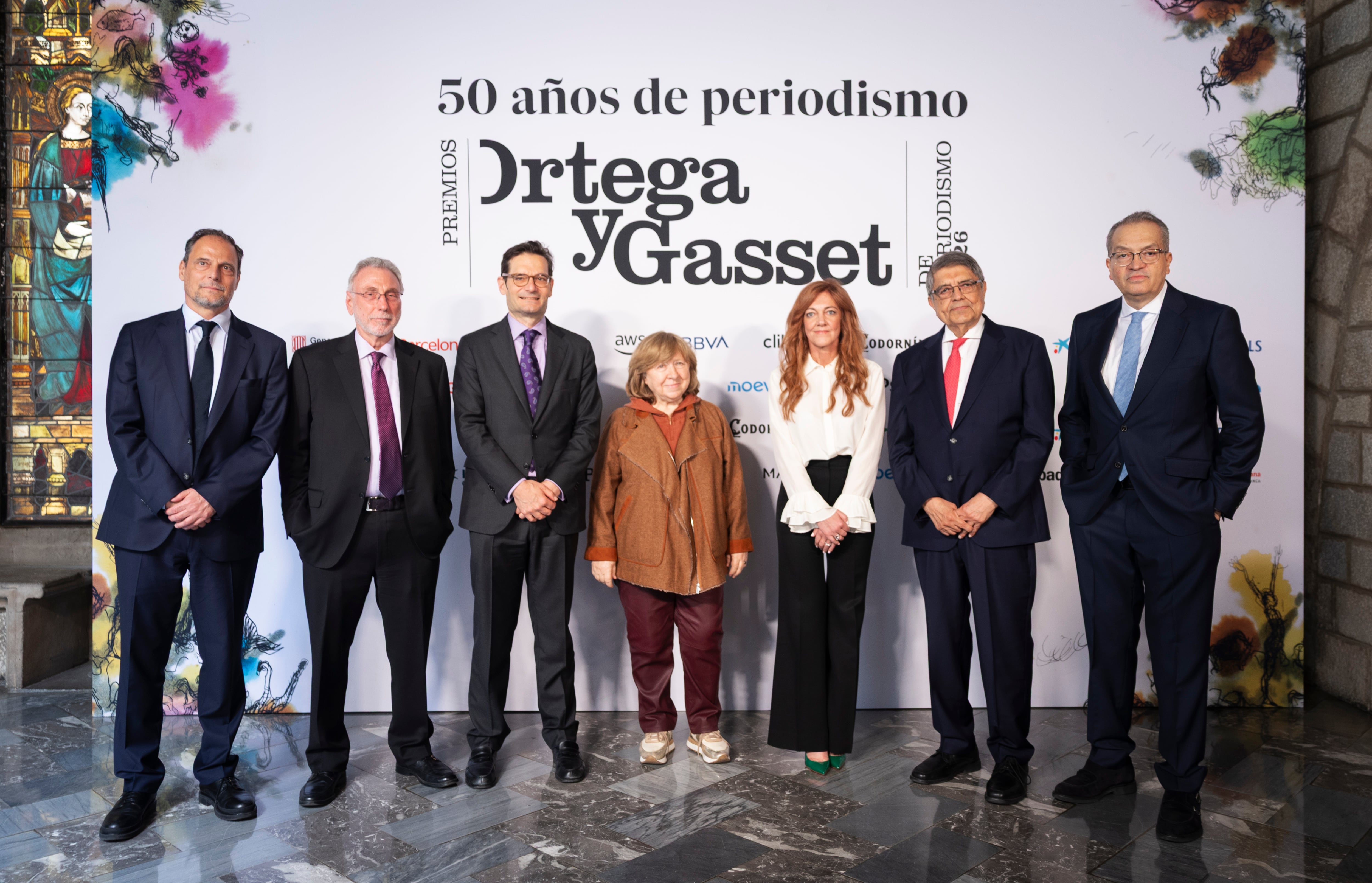 De izquierda a derecha, este lunes en Barcelona, Jan Martínez Ahrens, director del diario EL PAÍS; Martin Baron, premio Ortega y Gasset; Joseph Oughourlian, presidente del Grupo Prisa; Svetlana Alexiévich, galardonada con el Ortega y Gasset; Pilar Gil, consejera delegada de Prisa Media; Sergio Ramírez, exvicepresidente de Nicaragua y premio Ortega y Gasset, y Fernando Carrillo. vicepresidente de Prisa