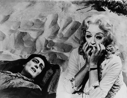 <p><strong>¿Cuál era el plan?</strong> Reunir a dos estrellas de los años 40, Joan Crawford y Bette Davis, tras varios años olvidadas por Hollywood en un drama de terror a rebufo del éxito de 'Psicosis' dos años antes. <br /><strong>¿Qué salió mal?</strong> Crawford y Davis se detestaban, una rivalidad alimentada por el estudio y que acabó beneficiando a la película. La tensión, la competitividad y la agresividad con la que Baby Jane trata a su hermana quedaron como testimonio de una enemistad recontada el año pasado por la serie 'Feud'. Crawford se negaba a aparecer desmejorada (“tardamos una mañana entera en convencerla de que no se pintase las uñas”, aseguró Davis) a pesar de interpretar a una inválida que lleva 20 años sin salir de casa. Para mosquearla, Davis instaló una máquina de Coca Cola gratis en el rodaje (Crawford estaba casada con el presidente de Pepsi). <br /><strong>¿Cómo acabó la cosa?</strong> Cuando Crawford llamó a su compañera para preguntarle por su opinión acerca de la película, Davis respondió: “Está bien y yo estoy sensacional”. Como ni siquiera mencionó el trabajo de Crawford, esta canceló la gira promocional para no tener que verle la cara. Cuando Davis fue la única nominada al Oscar, Crawford se aseguró de recoger el premio en nombre de la ganadora (Anne Bancroft) para irritar a su enemiga. </p><p>En la imagen, Bette Davis y Joan Crawford en la película.</p>