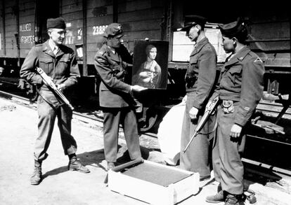 Un oficial estadounidense, otro polaco y dos soldados del ejército de EE UU, con 'La dama del armiño', de Leonardo da Vinci, tras su rescate de manos nazis, en Cracovia en abril de 1946.