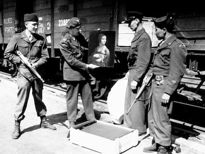 Un oficial estadounidense, otro polaco y dos soldados del ejército de EE UU, con 'La dama del armiño', de Leonardo da Vinci, tras su rescate de manos nazis, en Cracovia en abril de 1946.