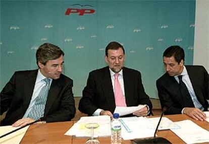 Ángel Acebes, Mariano Rajoy y Eduardo Zaplana, en la reunión, ayer, de todos los diputados y senadores del PP.