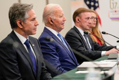 El presidente  de EE UU, Joe Biden, en el centro, sentado junto al secretario de Estado, Antony Blinken, a la izquierda, y el consejero de Seguridad Nacional, Jake Sullivan, a la derecha, durante una reunión bilateral con el primer ministro japonés, Fumio Kishida, en Hiroshima, Japón, el pasado 18 de mayo, antes del inicio de la Cumbre del G-7.