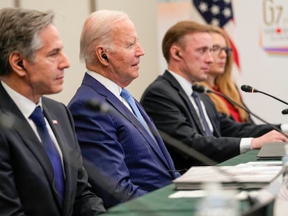 El presidente  de EE UU, Joe Biden, en el centro, sentado junto al secretario de Estado, Antony Blinken, a la izquierda, y el consejero de Seguridad Nacional, Jake Sullivan, a la derecha, durante una reunión bilateral con el primer ministro japonés, Fumio Kishida, en Hiroshima, Japón, el pasado 18 de mayo, antes del inicio de la Cumbre del G-7.