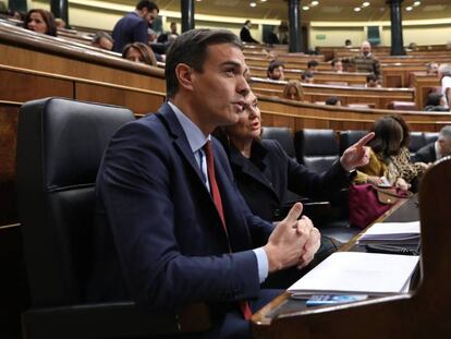 Pedro Sánchez habla con Carmen Calvo antes de su intervención este miércoles en el Congreso de los Diputados.