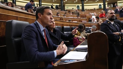 Pedro Sánchez habla con Carmen Calvo antes de su intervención este miércoles en el Congreso de los Diputados.