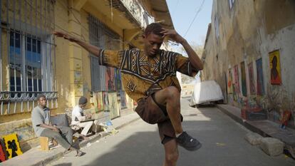 Pape Salif Diémé, durante el rodaje de un videoclip en la ciudad senegalesa de Saint Louis, este mes de marzo.