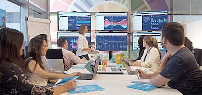 Profesionales que integran el departamento 'newsdesk' de Zenith, desde el que se hace seguimiento de los anuncios en tiempo real.