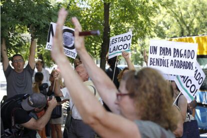 Peregrinos se cruzan con indignados desempleados que protestan ante la sede del Consorcio de Transportes