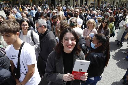 La escritora Lucia Lijtmaer sujeta un ejemplar su último libro 'Cauterio' durante la celebración de Sant Jordi, en Barcelona.