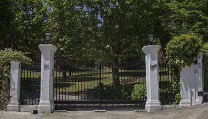 Entrada a la finca de Ca l&rsquo;Isard, de Matar&oacute;, aunque la familia de Mu&ntilde;oz Ramonet siempre la ha llamado Los Cedros.