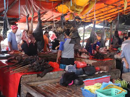 Murciélagos despiezados a la venta en un mercado en Indonesia.