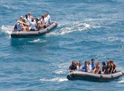 Tripulantes del yate <i>Le Ponant,</i> tras ser liberados en Somalia.