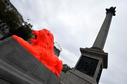 Un león pintado de naranja, diseñado por el artista Es Devlin, que forma parte del London Design Festival, se exhibe en Trafalgar Square (Londres).