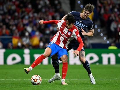 Joao Felix controla el balón ante la presencia de Stones en el partido de vuelta entre Atlético de Madrid y Manchester City.